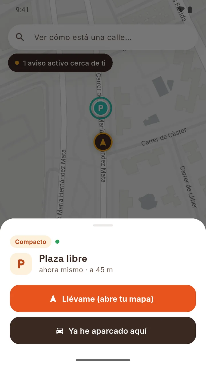 Ficha de una plaza libre a 45 metros, para coche compacto, con el botón Llévame